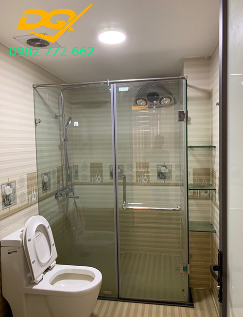 Vách kính phòng tắm nhỏ bằng kính cường lực đẹp cho nhà nhỏ